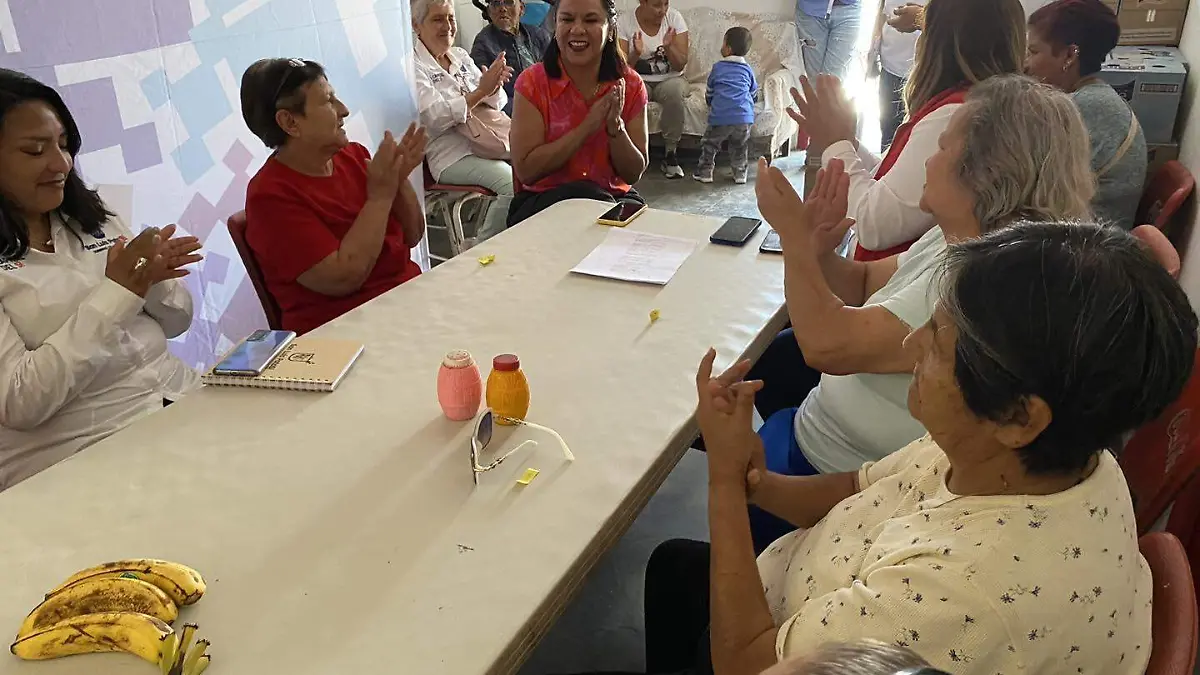 Adultos mayores recibieron leche por el DIF (3)